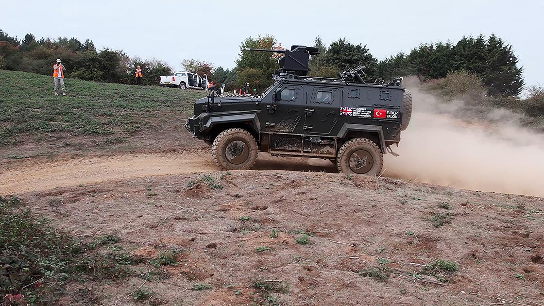 Türk zırhlısından, güçlenen silahıyla İngiltere'de gövde gösterisi