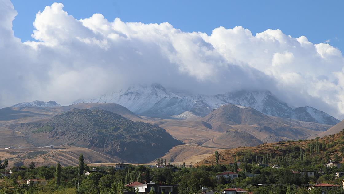 Erciyes Dağı'na kar yağdı