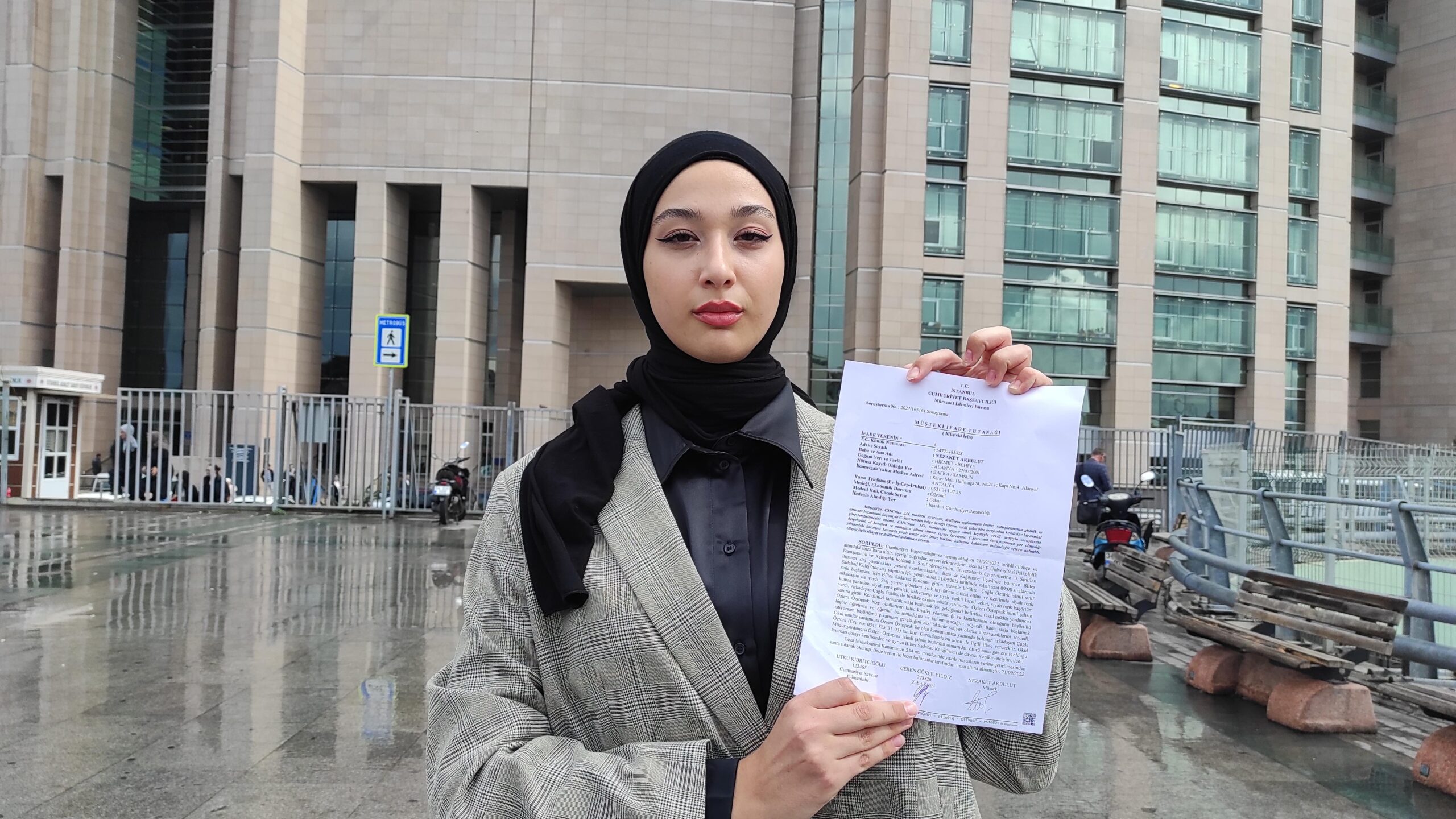 Başörtüsü nedeniyle staja kabul edilmediğini iddia ettiği okul yönetiminden şikayetçi oldu