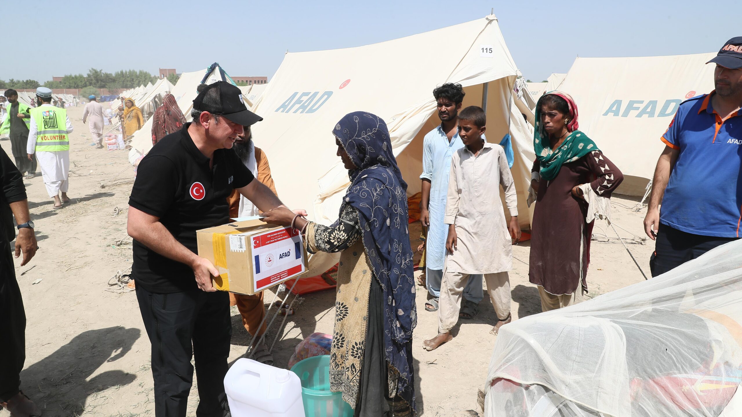 AFAD, Pakistan’daki selzedelere 500 koli gıda maddesi dağıttı