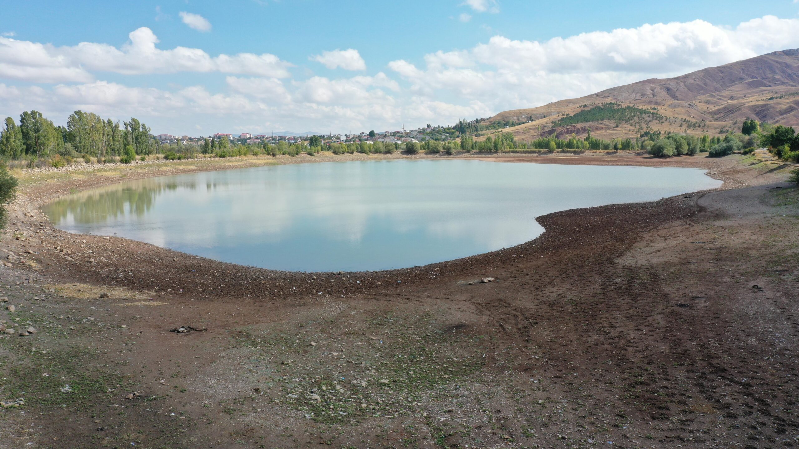 Kuraklıktan etkilenen Serpincik Göleti’nin suyu çekildi
