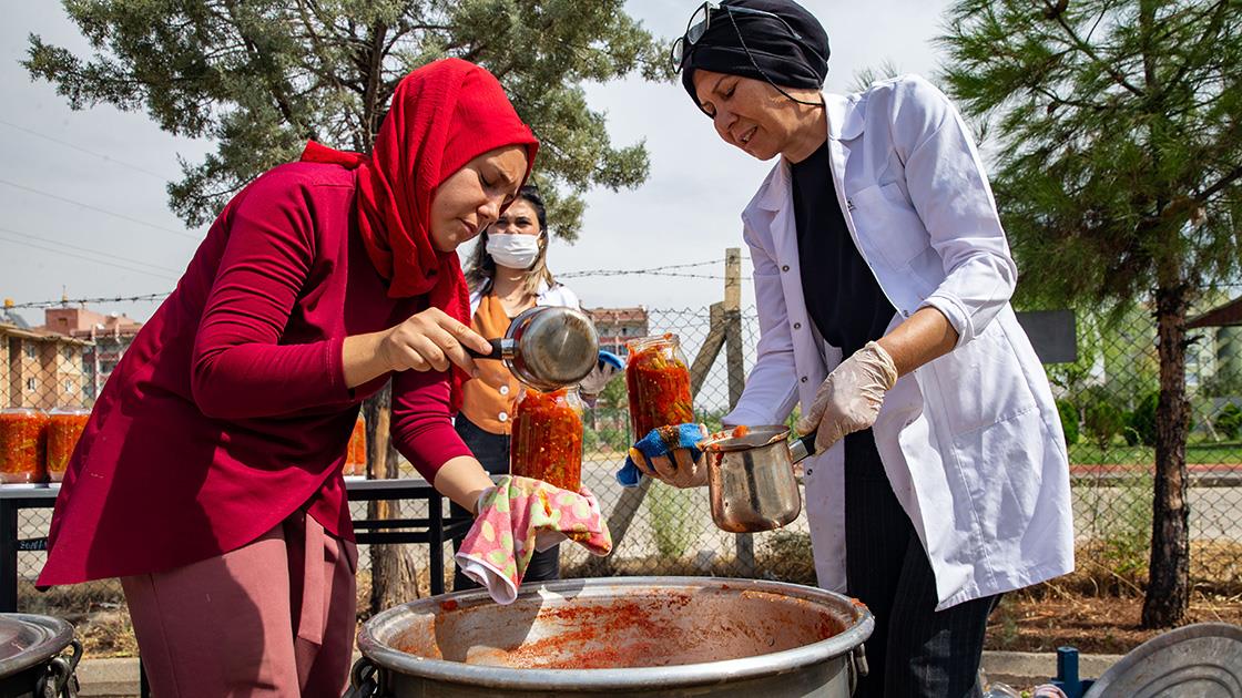Diyarbakır’da kazanlar ihtiyaç sahiplerine kışlık konserve için kaynadı