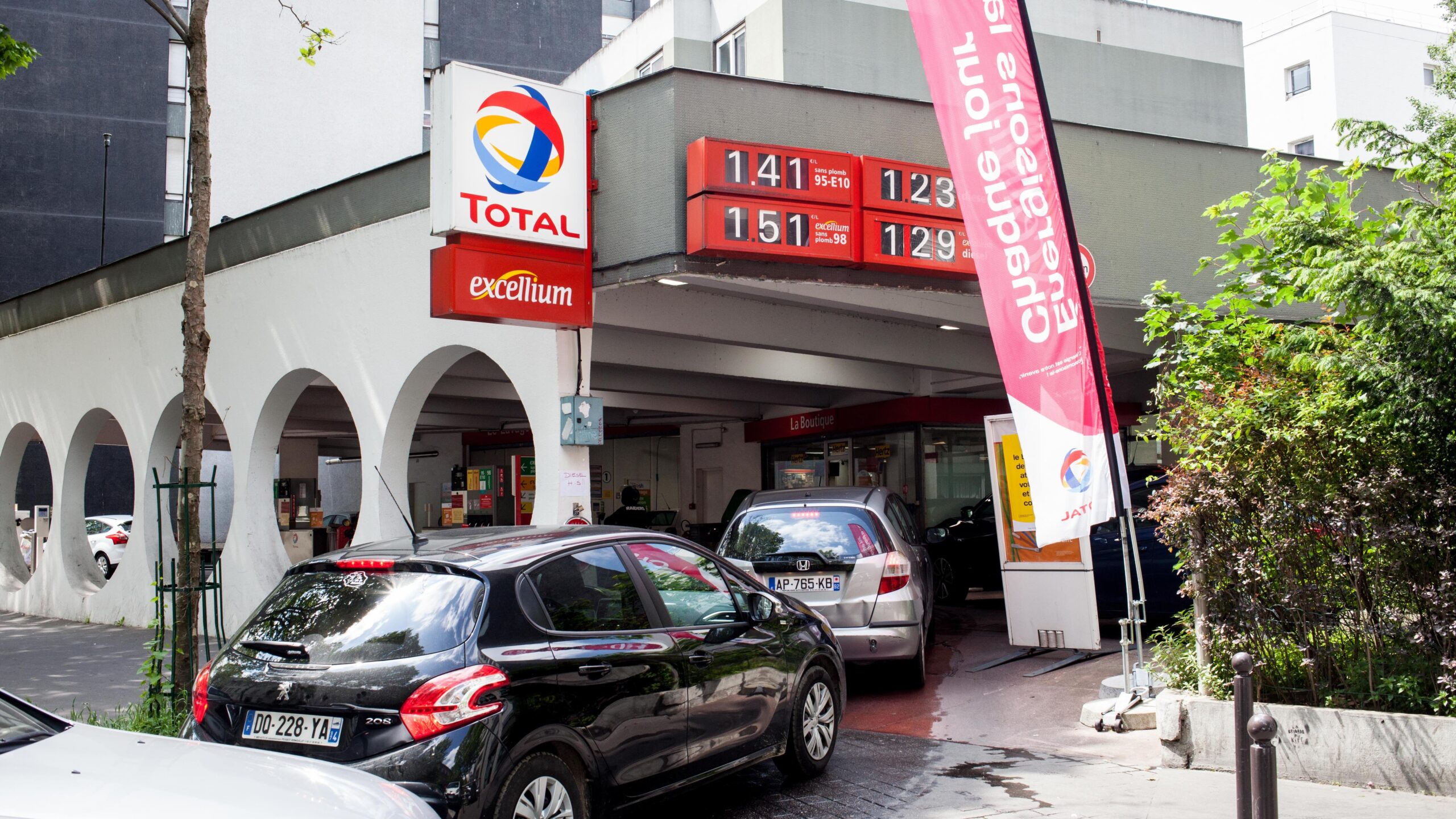 Fransa'da Total çalışanlarına 3 günlük grev çağrısı paniğe yol açtı