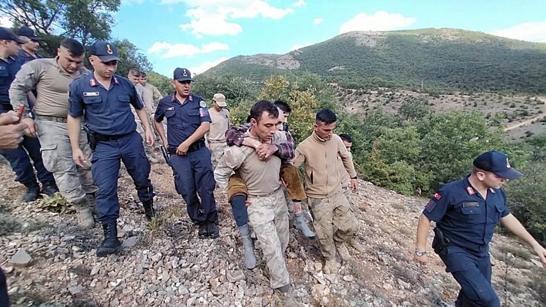 Tokat'ta kaybolan ve iz takip köpeği "Talan"ın bulduğu yaşlı adamı Mehmetçik sırtında taşıdı