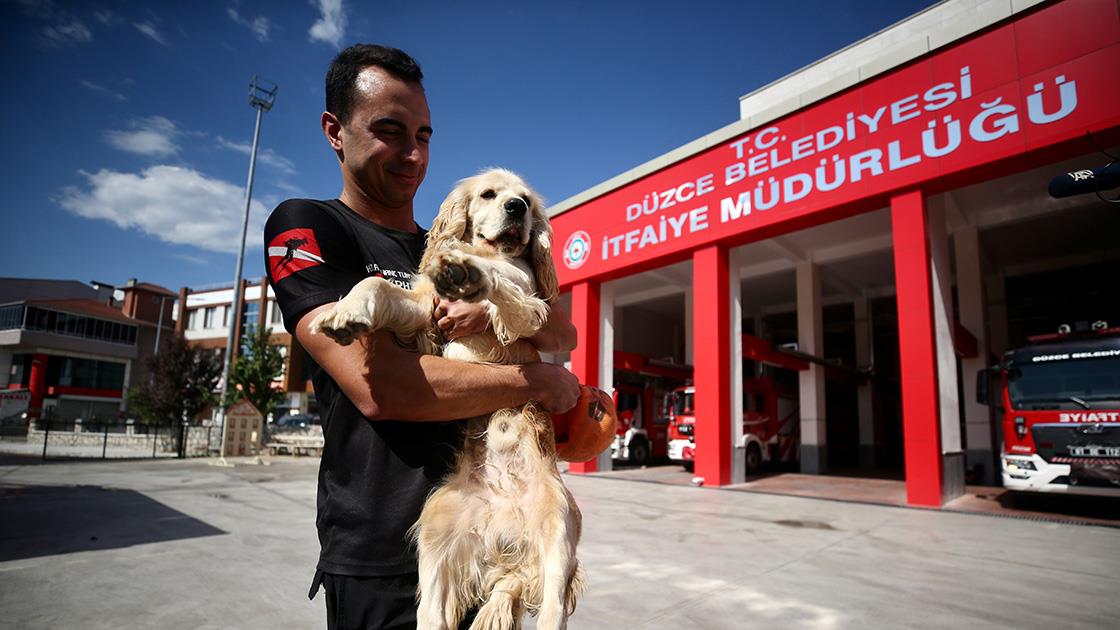 İtfaiyecilerin sahiplendiği köpek personelin yanından ayrılmıyor