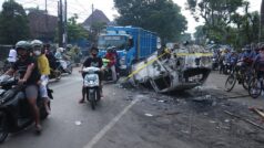 Endonezya’da futbol maçında çıkan izdihamda 129 kişi öldü