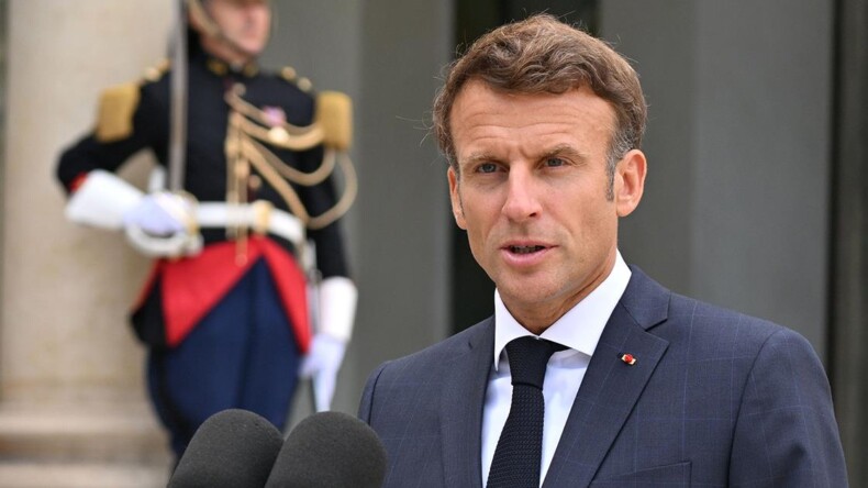 Fransa’da kabinenin enerji tasarrufu için kalın giyinme trendine Macron da katıldı