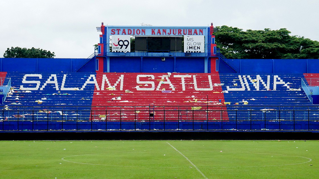 Endonezya Devlet Başkanı stadyumdaki izdihama kilitli kapıların neden olduğunu söyledi