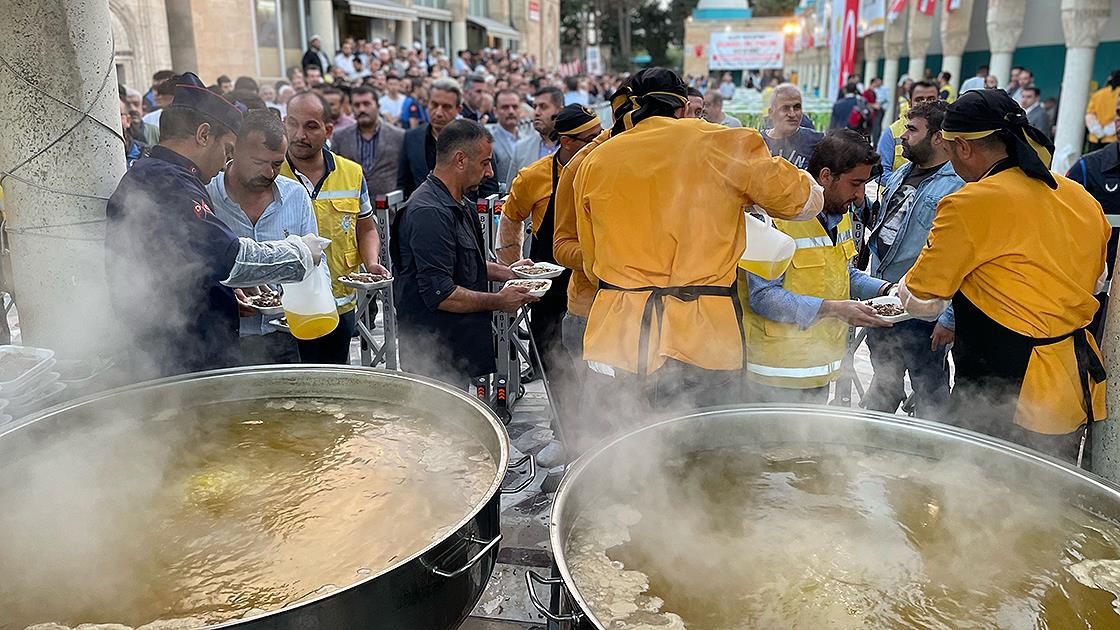 Şanlıurfa'da şafak vakti 10 bin kişiye tirit ikramı