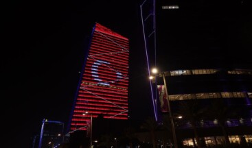 Katar’daki sembol binalar Cumhuriyet Bayramı münasebetiyle Türk bayrağıyla aydınlatıldı