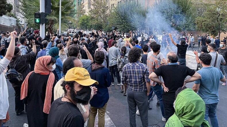 İran’daki protestolarda polis ve göstericilere ateş açıldı: 4 kişi öldü
