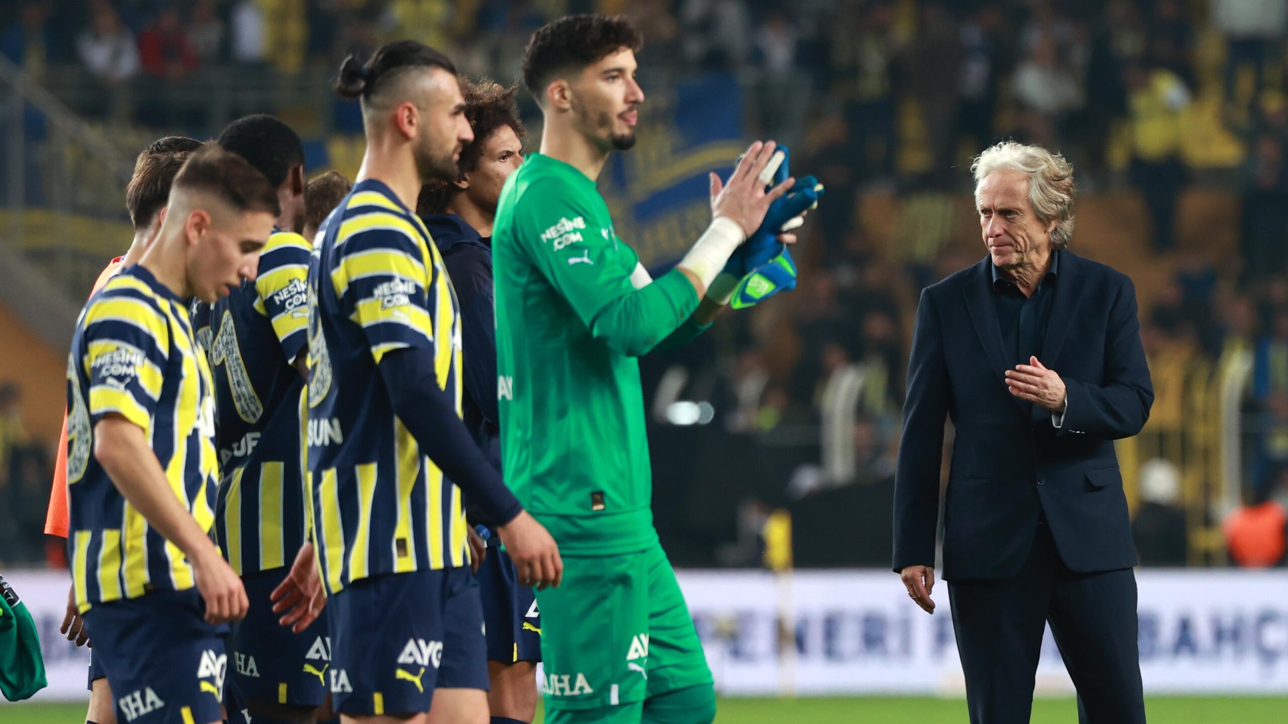Fenerbahçe’de Jorge Jesus ve futbolcular 100 kız öğrenciye burs verecek