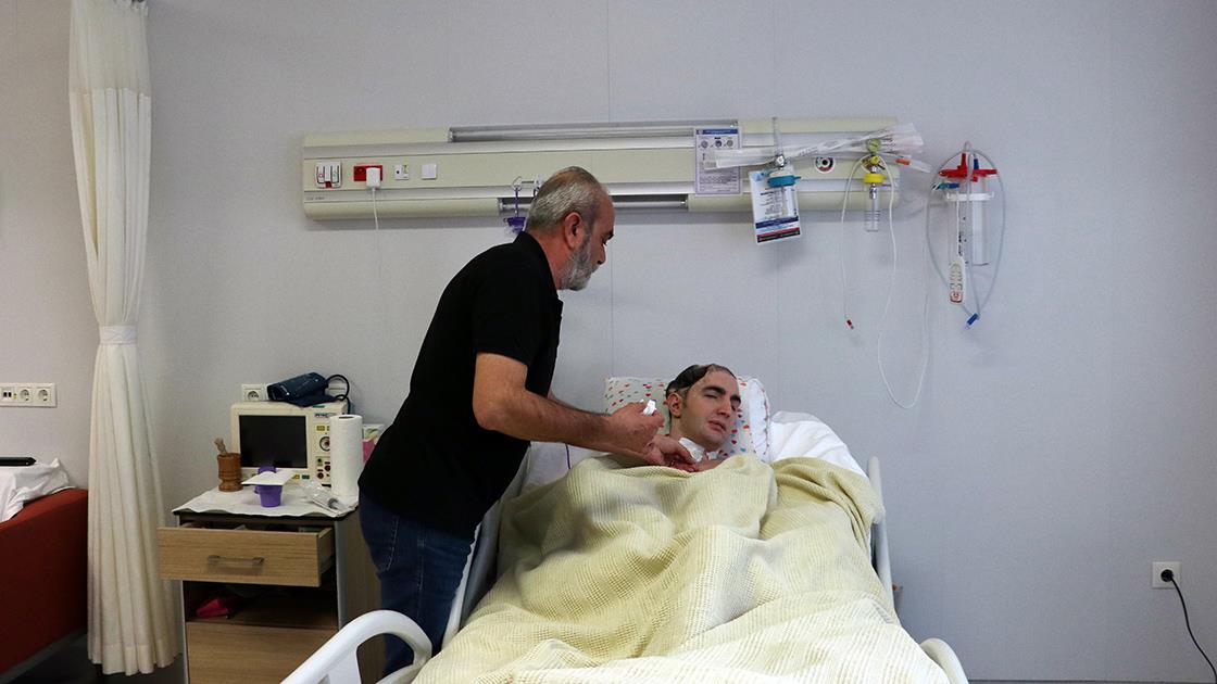 Trafik kazası nedeniyle yatağa bağımlı kalan oğlunun başından 9 yıldır ayrılmıyor