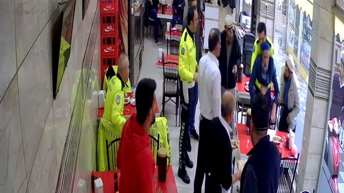 Çorum’da nefes borusuna yemek kaçan kişi polisin Heimlich manevrasıyla kurtarıldı