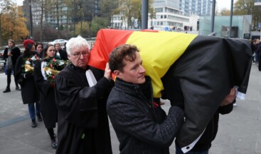 Belçika’da avukatlardan mültecileri sokağa terk ederek “hukuku öldüren” devlete “cenaze töreni”