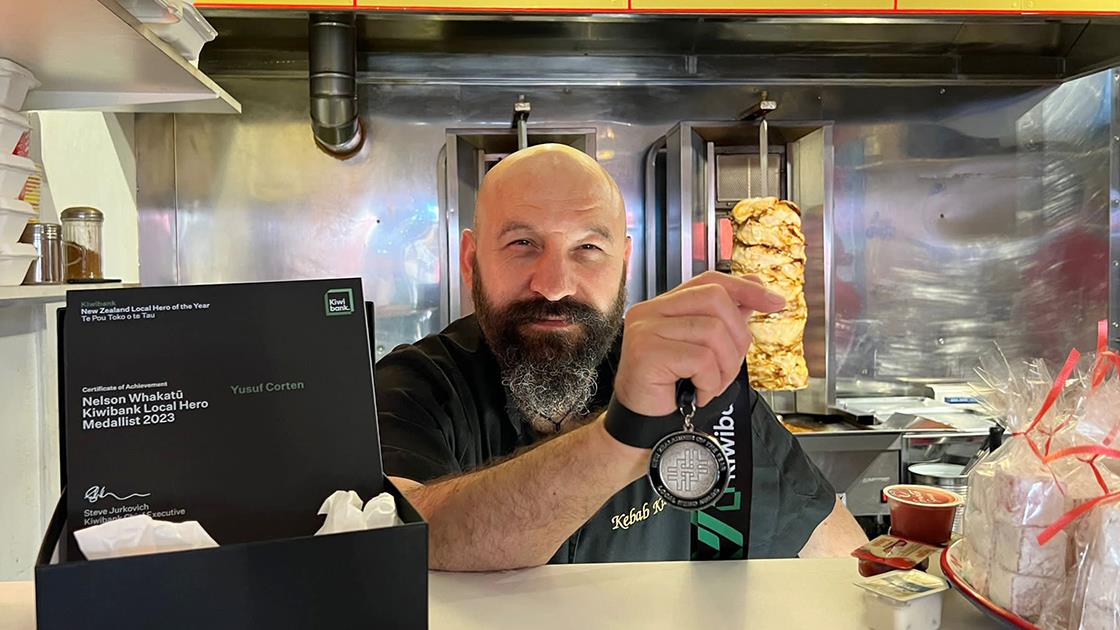 Türk kebapçı Yusuf Corten, Yeni Zelanda’da “yılın yerel kahramanı” ödülü aldı