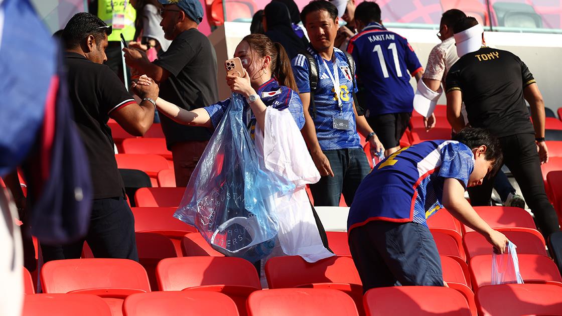 Japon taraftarlar, 2022 Dünya Kupası’nda örnek davranışlarıyla takdir topluyor