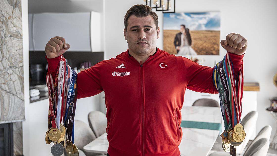 11 kez Avrupa, 5 kez dünya şampiyonu Rıza Kayaalp evinin kapılarını AA'ya açtı