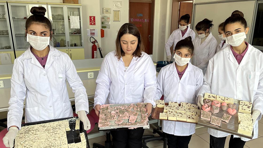 Lise öğrencileri atık yağları hijyen malzemesine dönüştürüyor