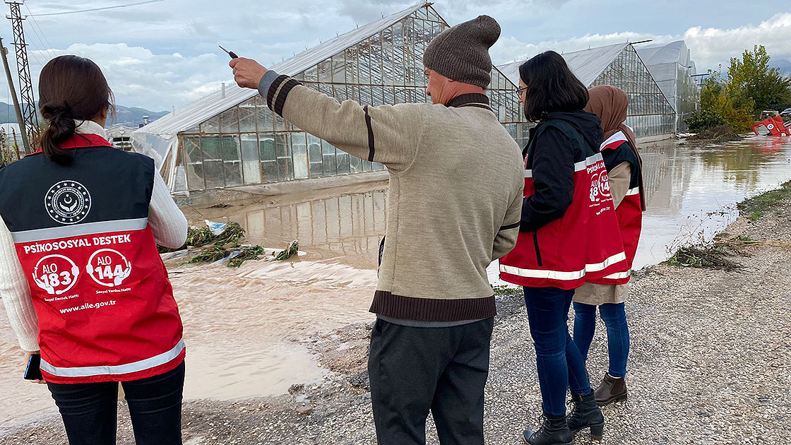 Aile ve Sosyal Hizmetler Bakanlığından Antalya’da selden etkilenenlere destek