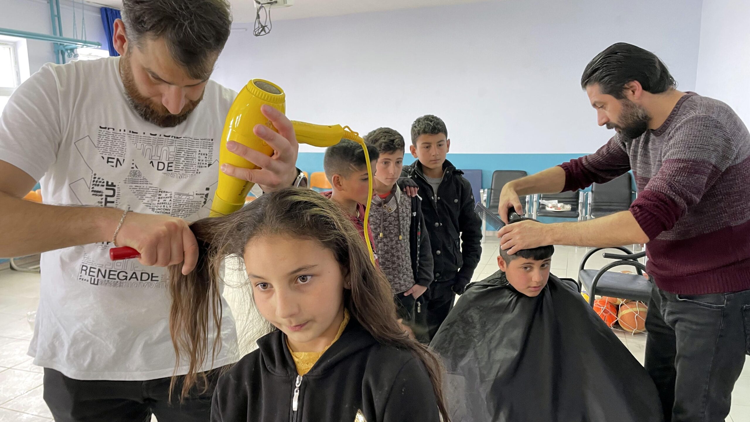 Ardahan’da gönüllüler bu yıl 700 köy çocuğunu canlı müzik eşliğinde tıraş etti