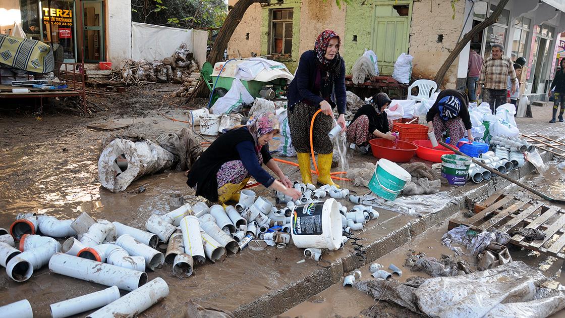 Antalya Kumluca’da hayat normale dönmeye başladı