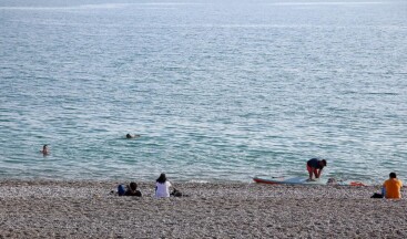 Antalya’da vatandaşlar ile turistler aralıkta denize girdi