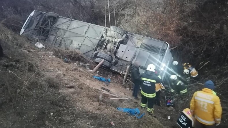 Konya’da yolcu otobüsü devrildi, 15 kişi yaralandı