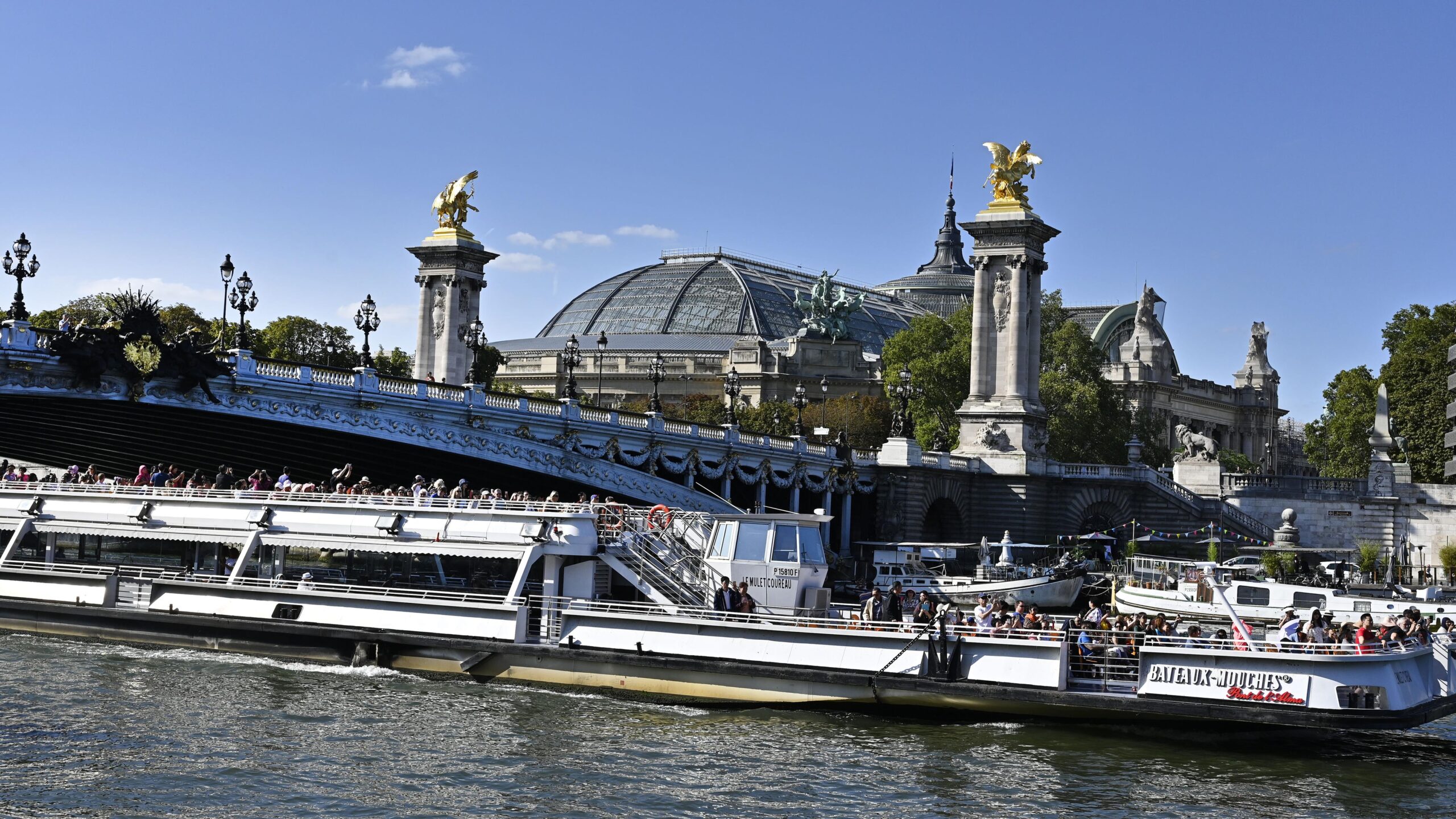 Paris’te Sen Nehri’nde tur ve gezi düzenleyen gemilerin çalışanları greve gitti