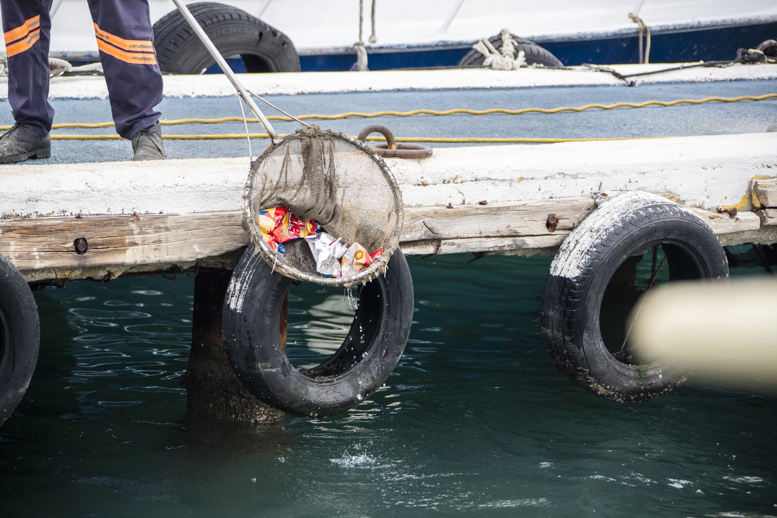 DENİZDEN 289 METREKÜP ATIK TOPLANDI