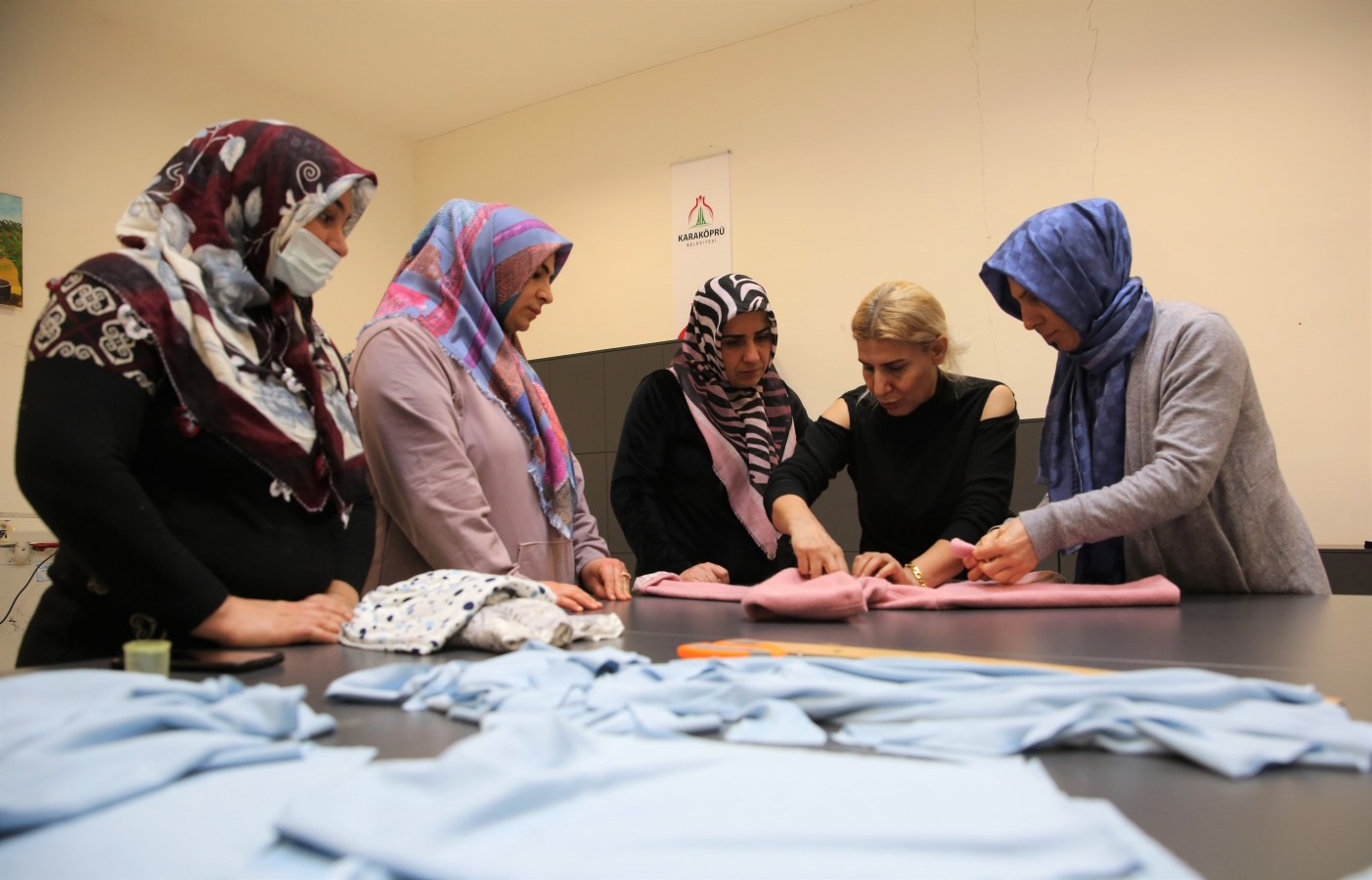 KARAKÖPRÜ’DE KADINLAR ZAMANINI ÜRETİMLE DEĞERLENDİRİYOR
