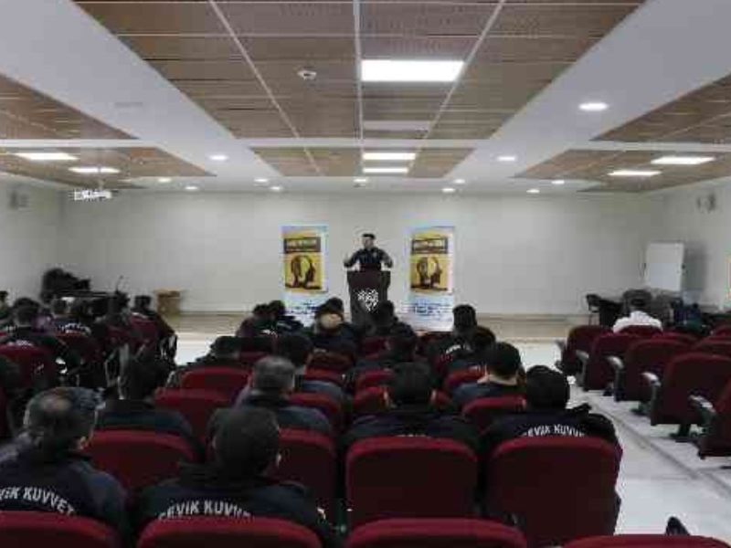 Genç Polis Memuru, Yazdığı Kitabın Gelirinin Bir Kısmını Şehit Ailelerine Bağışladı