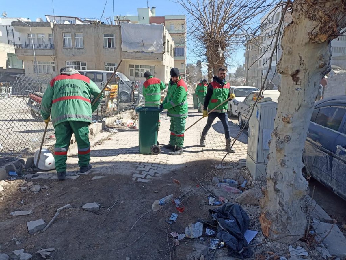 KARAKÖPRÜ BELEDİYESİ PERSONELİ ADIYAMAN SOKAKLARINI TEMİZLİYOR