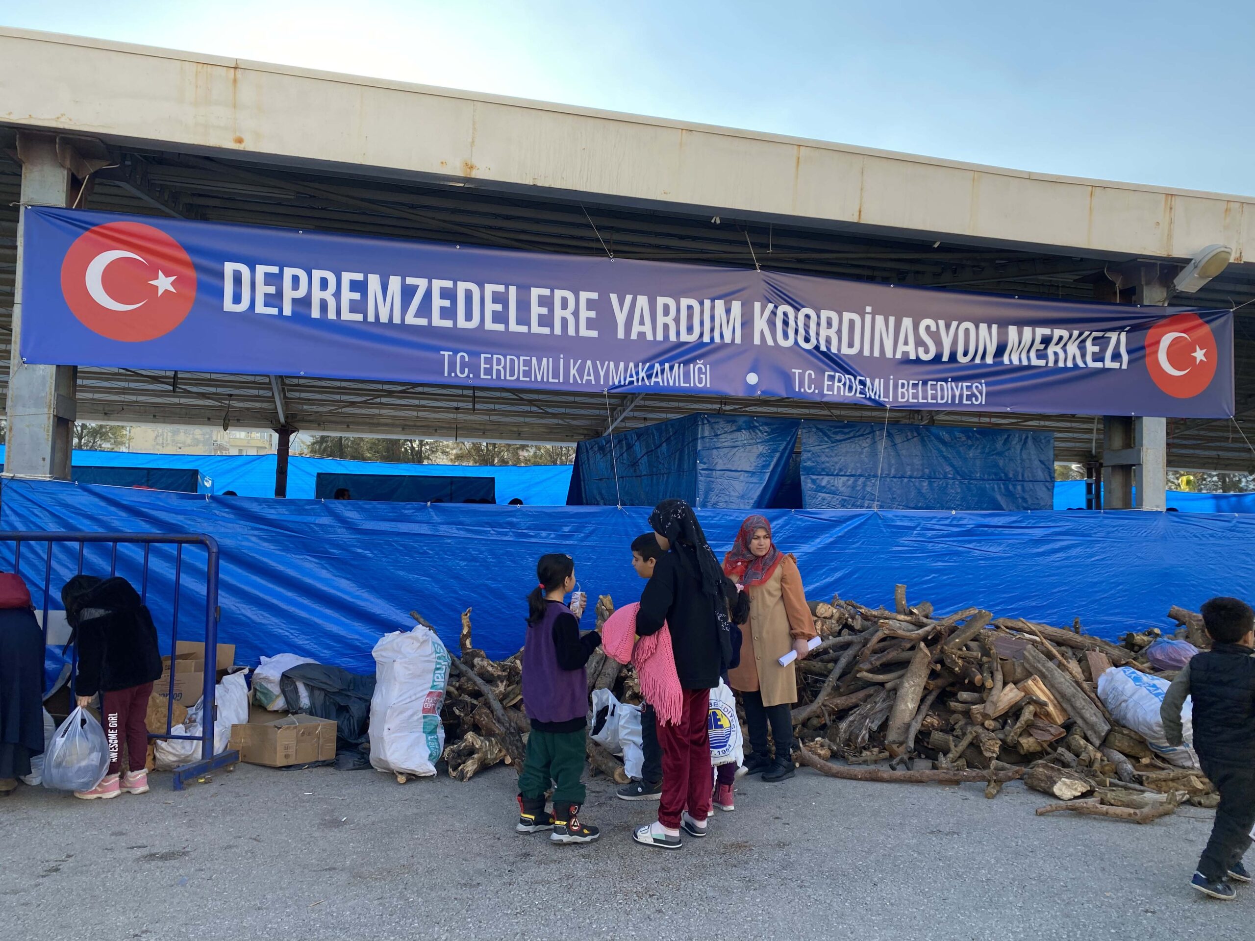 Erdemli’de gençler depremzedeler için seferber oldu