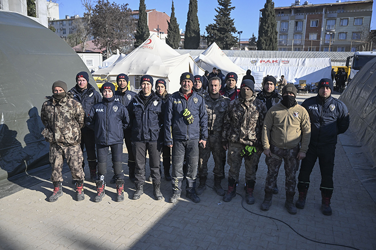 Hatay’a Ulaşan İlk Ekiplerden Polis Arama ve Kurtarma, 73 Kişiyi Enkazdan Sağ Çıkardı