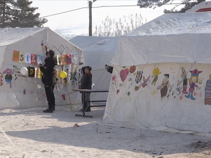 Polis memuru, Deprem Çadırlarına Çocuklarla Çizgi Film Karakterleri Çiziyor