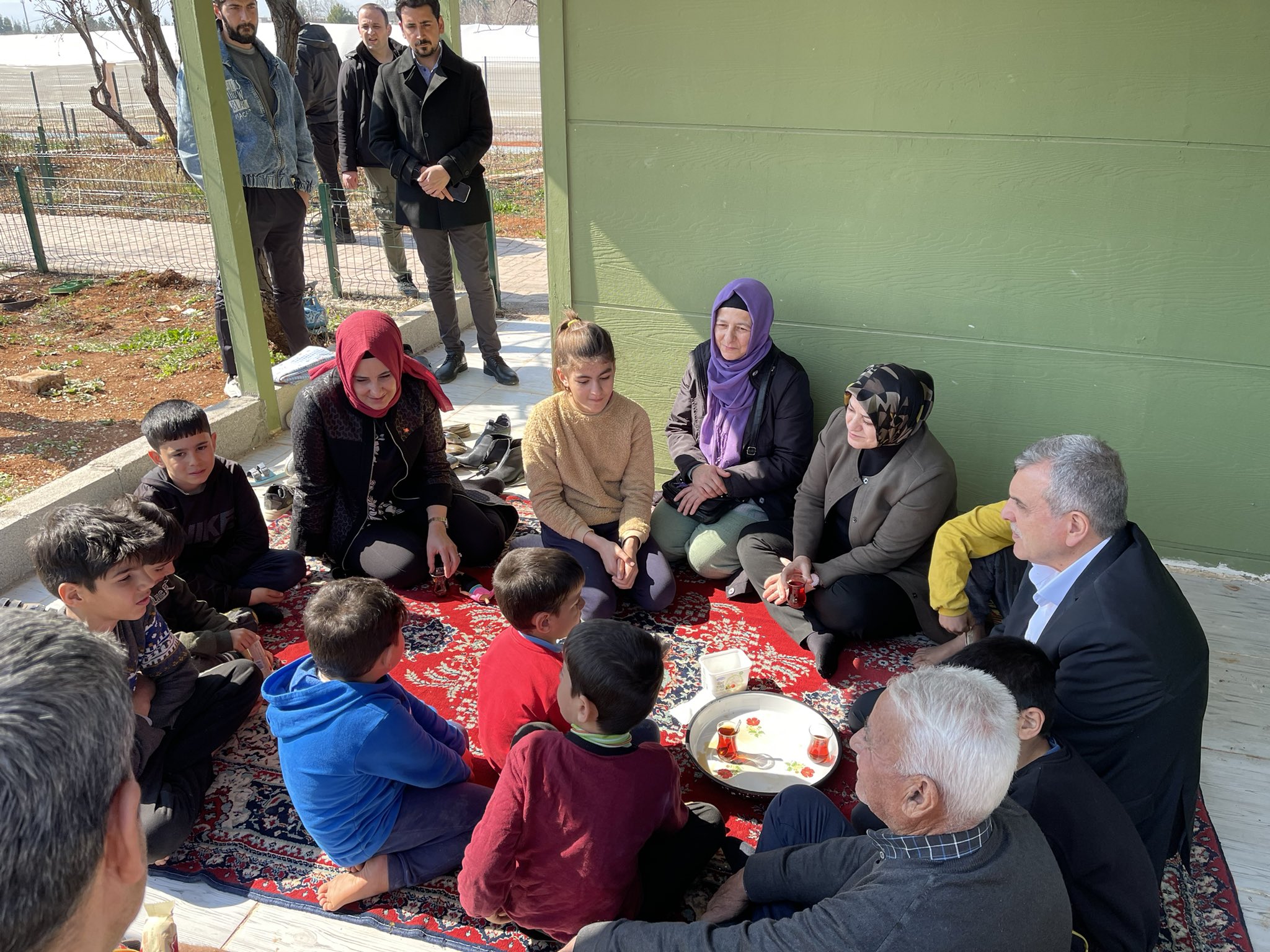 Sula ve Beyazgül, hobi bahçesindeki depremzedeleri ziyaret etti