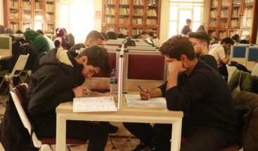 Depremzede öğrenciler, Şanlıurfa Büyükşehir kütüphanelerinde sınavlara hazırlanıyor