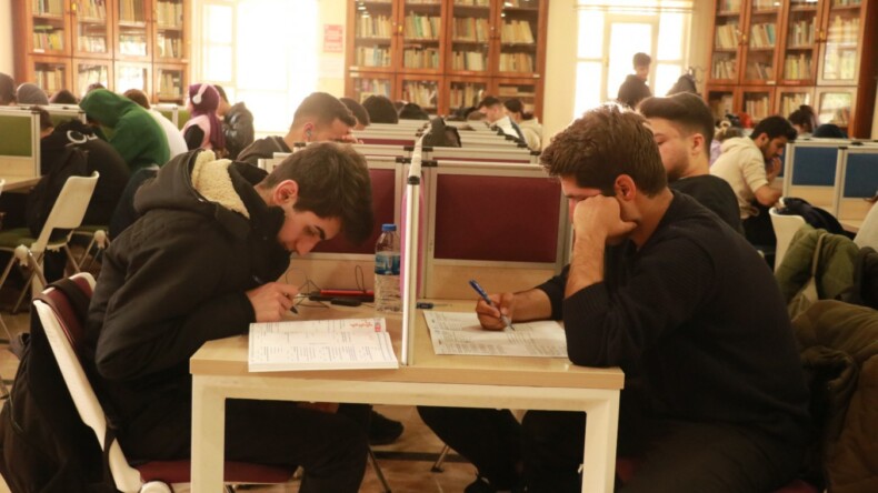 Depremzede öğrenciler, Şanlıurfa Büyükşehir kütüphanelerinde sınavlara hazırlanıyor