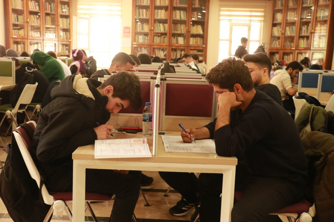 Depremzede öğrenciler, Şanlıurfa Büyükşehir kütüphanelerinde sınavlara hazırlanıyor