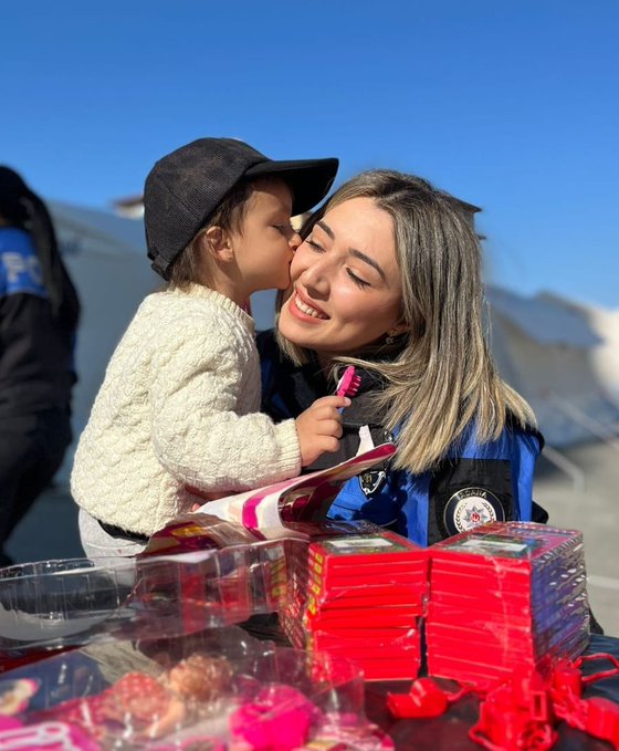 Emniyet deprem bölgesinde çocukların en iyi arkadaşı oldu