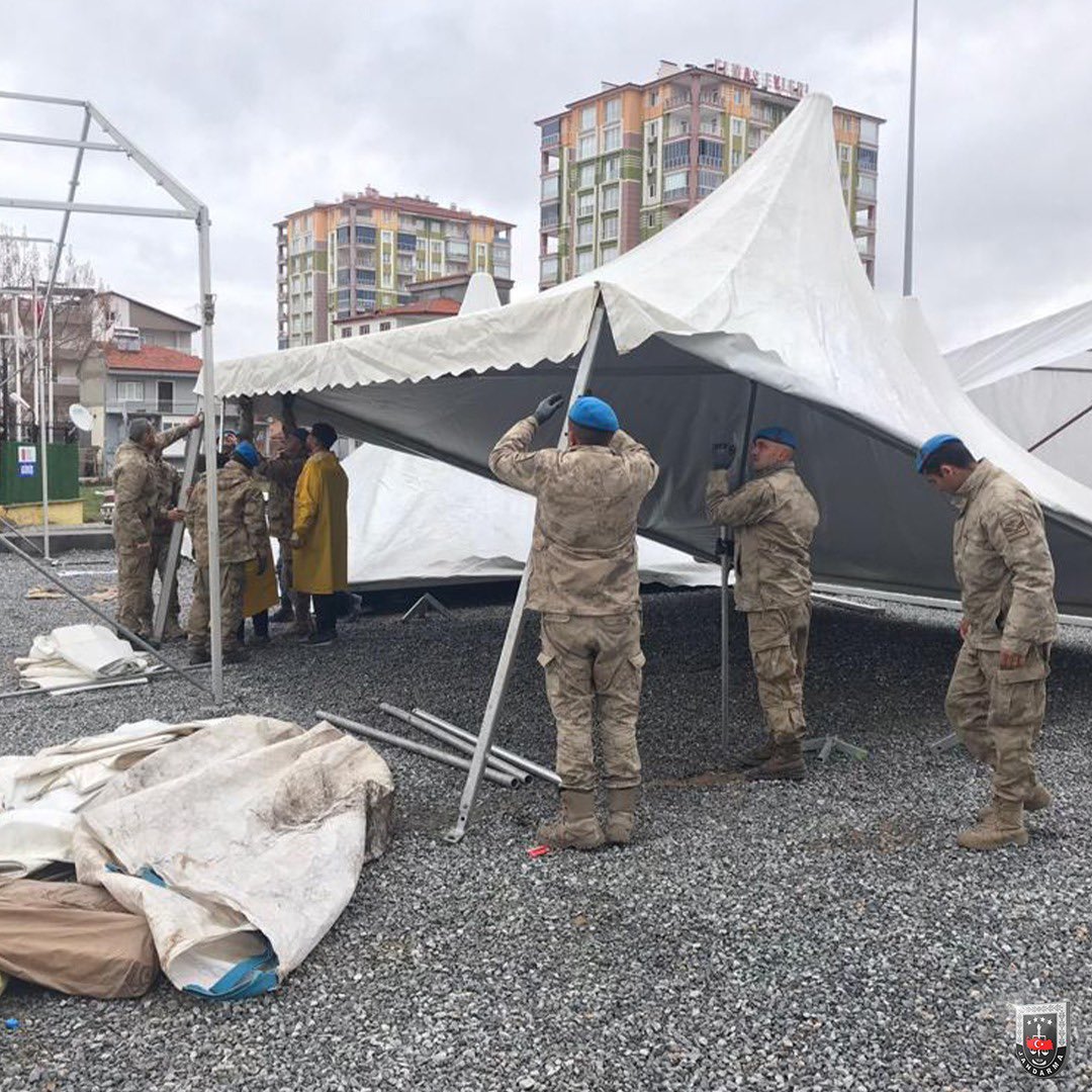 Deprem bölgesindeki çadır kurma faaliyetlerimize devam ediyoruz.