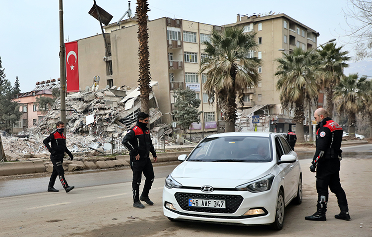 Deprem bölgesinde Yunus Timleri dar sokaklarda güvenliği sağlıyor
