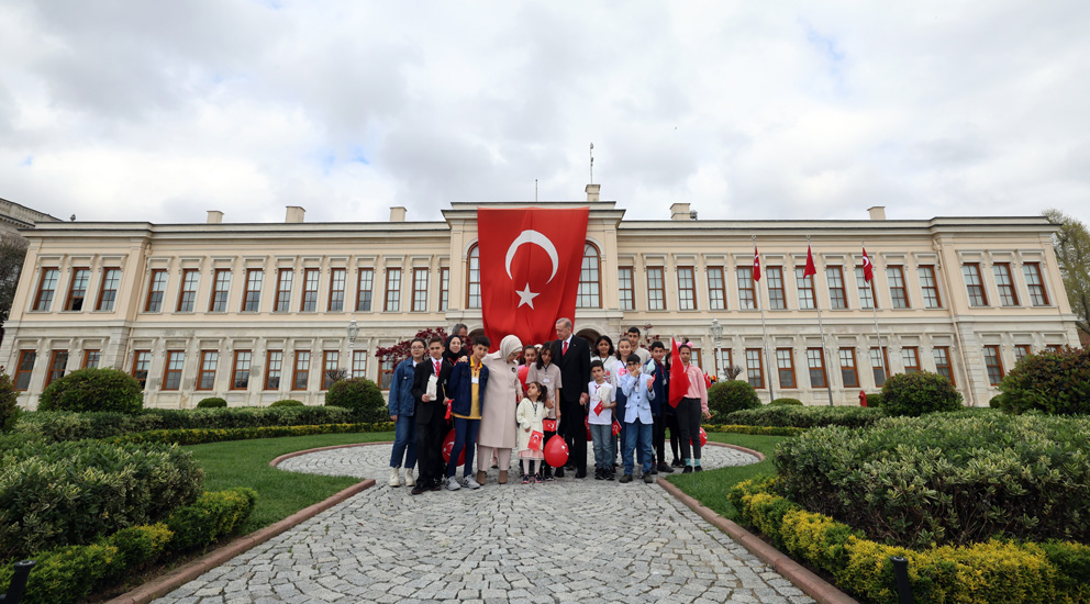 TCG Anadolu, Cumhurbaşkanı Erdoğan’ı selamladı