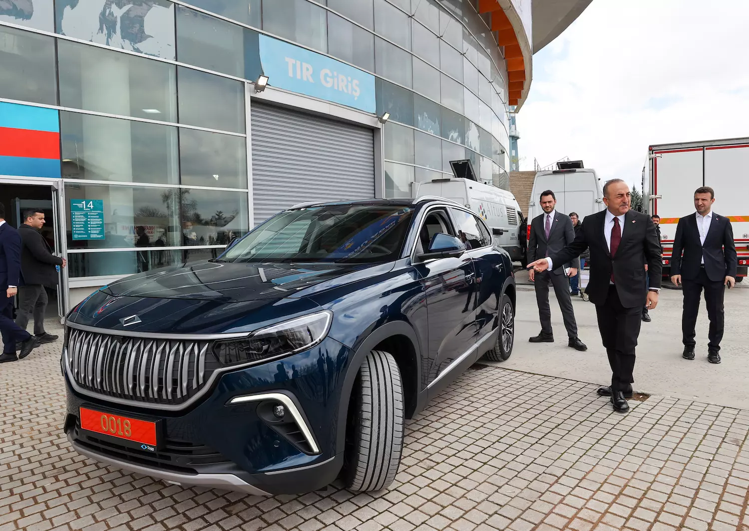 Bakan Çavuşoğlu, AK Parti Aday Tanıtımı ve Seçim Beyannamesi Programı’na Togg ile gitti