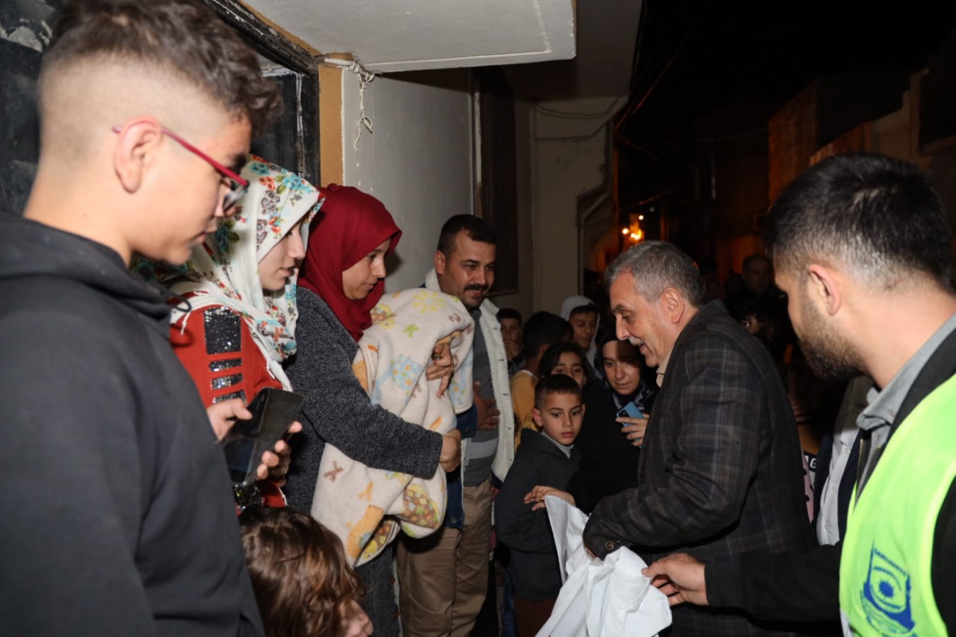 Başkan Beyazgül, Selden Etkilenen Aileleri Unutmadı, Çocukların Bayramlıkları Başkan Beyazgül’den