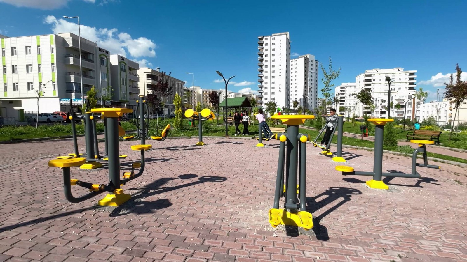 KARAKÖPRÜ YENİ PARKLARLA GÜZELLEŞİYOR