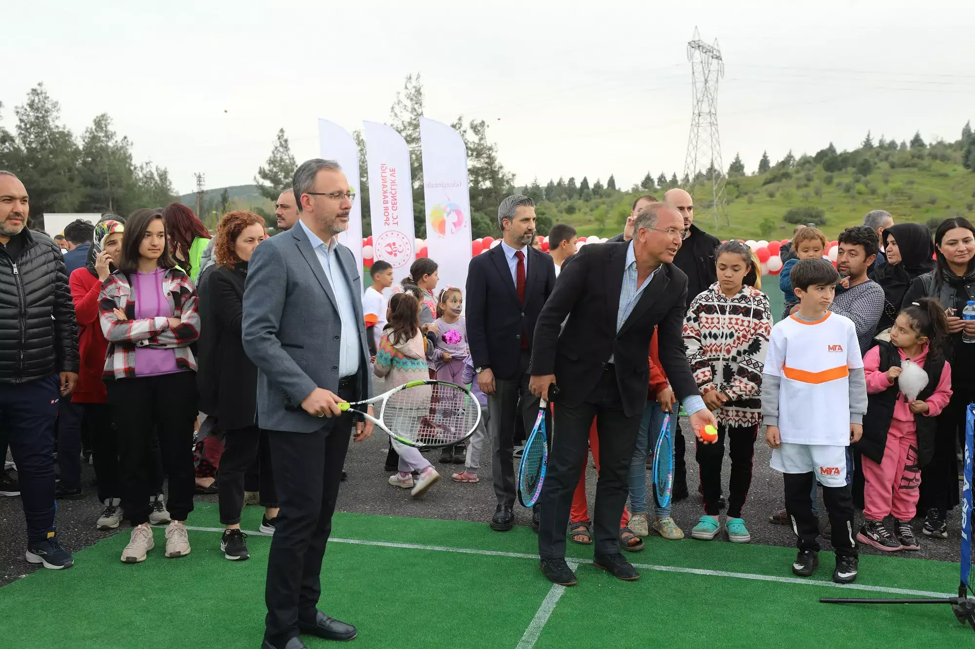 Bakan Kasapoğlu, depremzede çocuklarla tenis oynadı