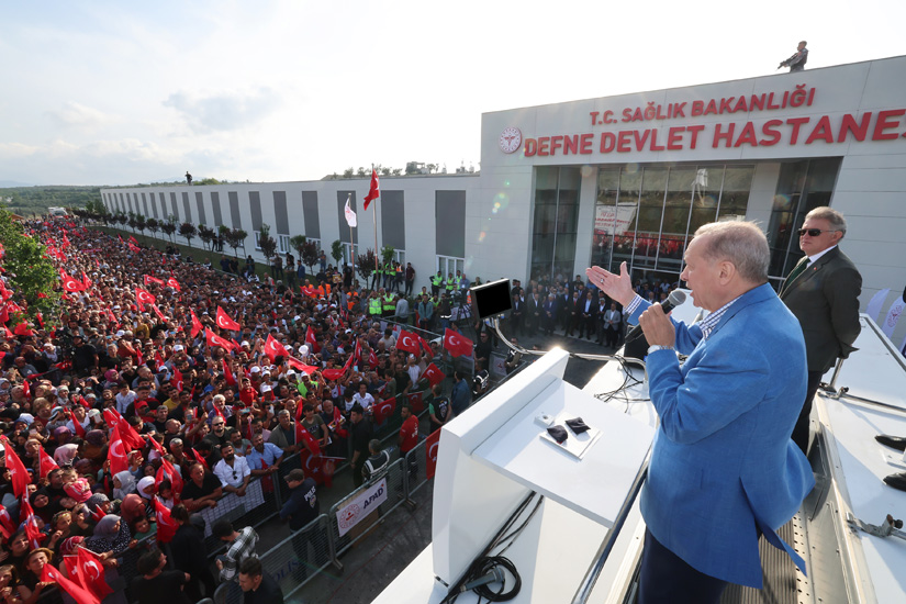 Cumhurbaşkanı Erdoğan, Hatay Defne Devlet Hastanesi’ni ziyaret etti