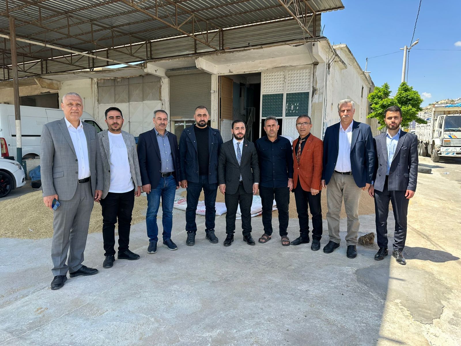 Abdurrahim Toru, seçim çalışmaları kapsamında Nakliyeciler sitesi ve İmam keskin Buğday pazarı esnafları ile bir araya geldi.